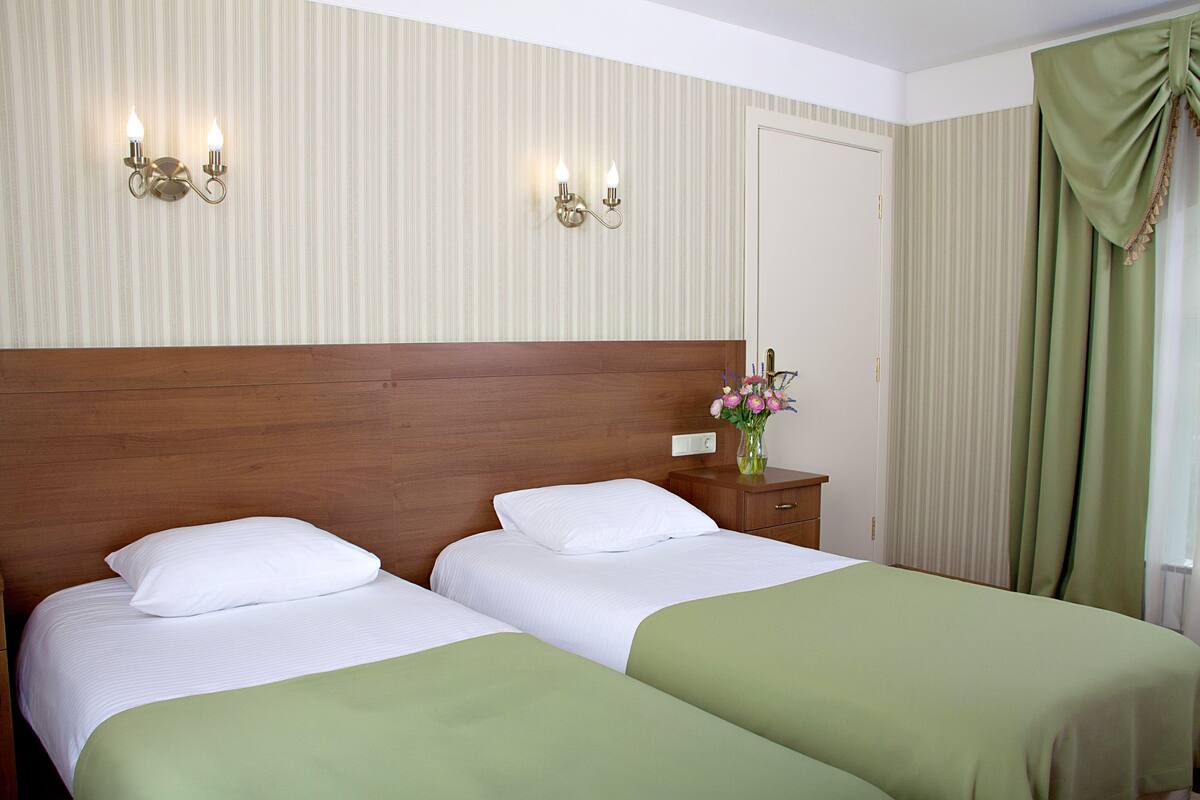 Pillowtop beds, minibar, desk, free cribs/infant beds