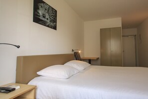 Double Room | Desk, iron/ironing board, free cribs/infant beds, rollaway beds - Hotel St-Janshof (Waregem)