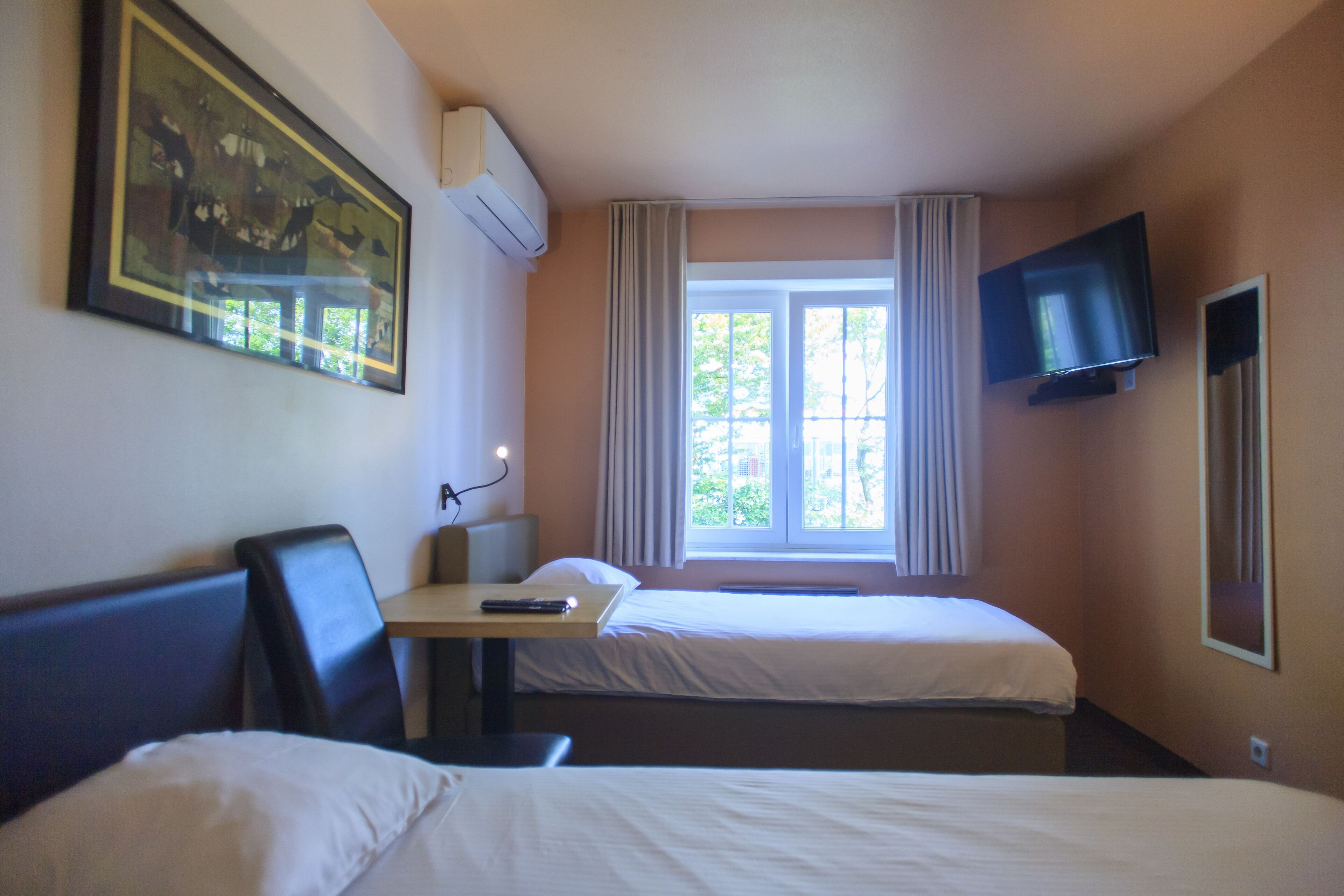 Twin Room | Desk, iron/ironing board, free cribs/infant beds, rollaway beds