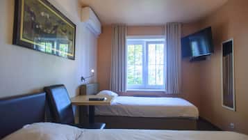 Twin Room | Desk, iron/ironing board, free cribs/infant beds, rollaway beds