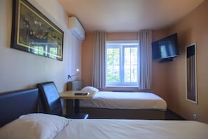 Phòng | Bàn, bàn ủi/dụng cụ ủi quần áo, nôi (giường cho trẻ sơ sinh) miễn phí