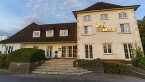 A two-story building with a sign reading "HOTEL ST. JANSHOF". - Hotel St-Janshof (Waregem)