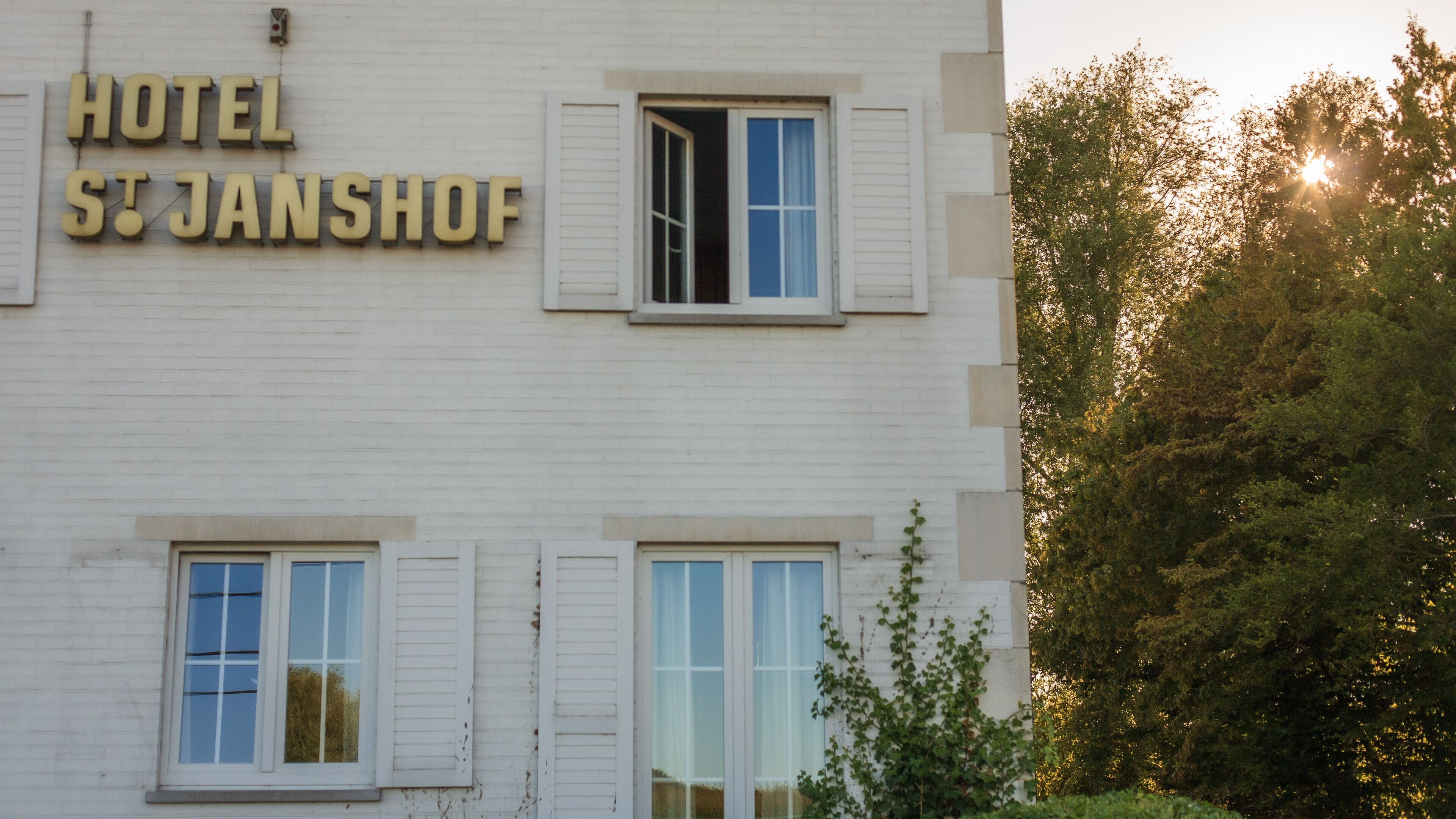 En bygning med et skilt, der viser "HOTEL ST. JANSHOF".