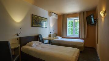 Twin Room | Desk, iron/ironing board, free cribs/infant beds, rollaway beds