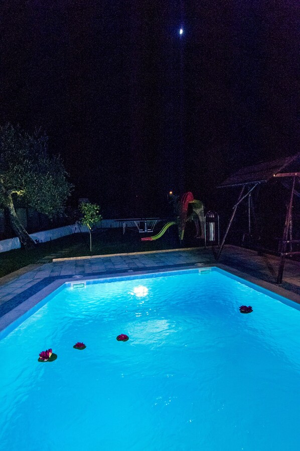4 outdoor pools, pool loungers