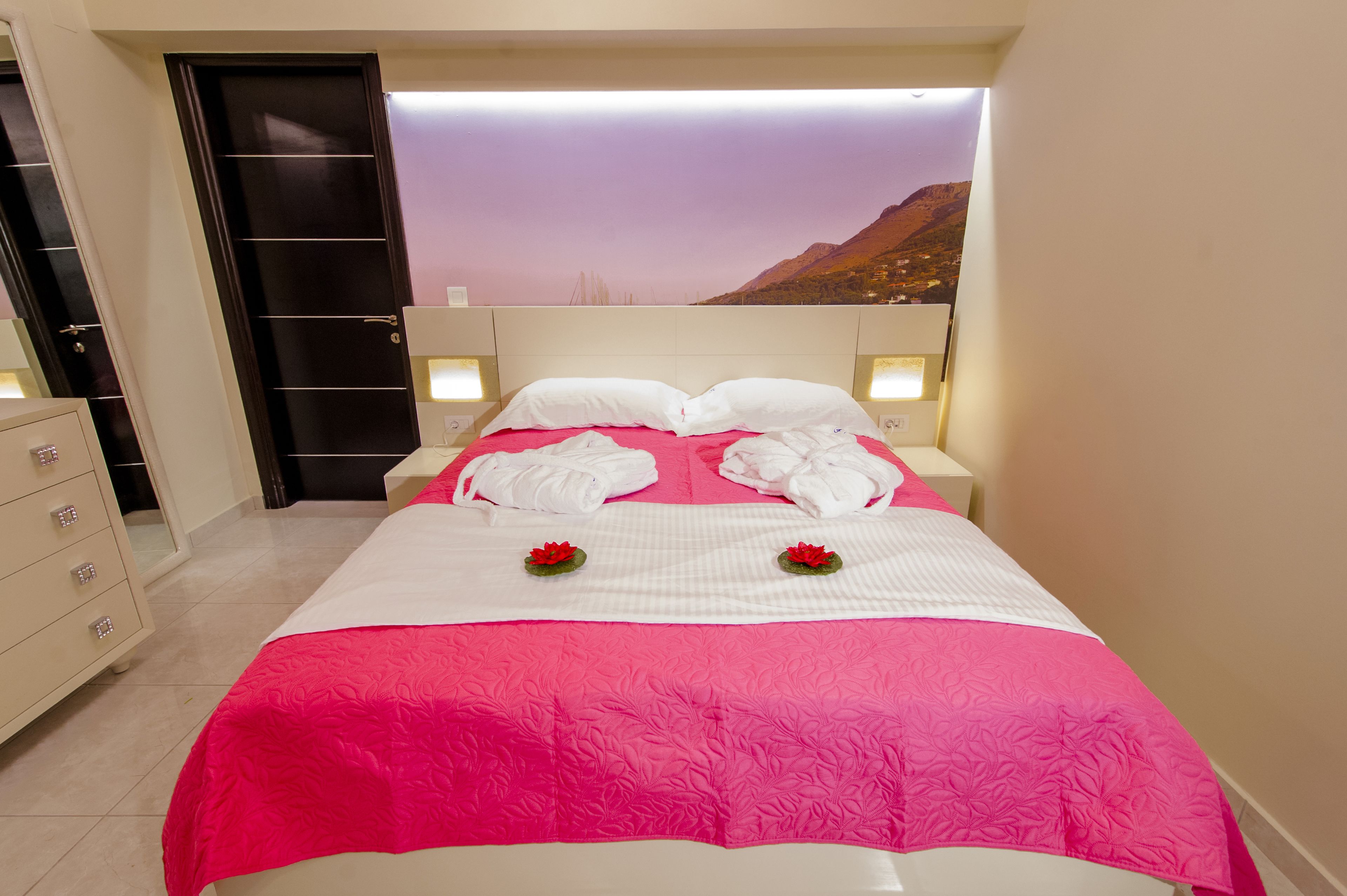 Minibar, bureau, chambres insonorisées, fer et planche à repasser