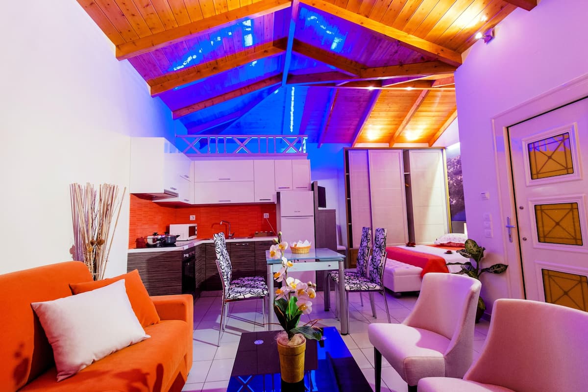 Un interior moderno con cocina, comedor y sala de estar.