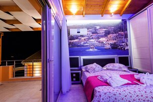 Minibar, escritorio y sistema de insonorización 