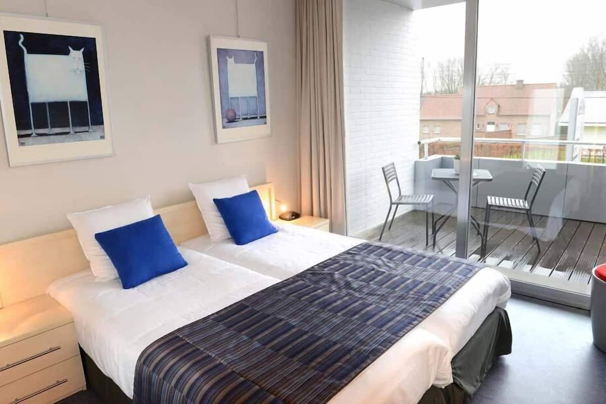 Tweepersoonskamer, terras | Een minibar, een bureau, een strijkplank/strijkijzer, gratis wifi
