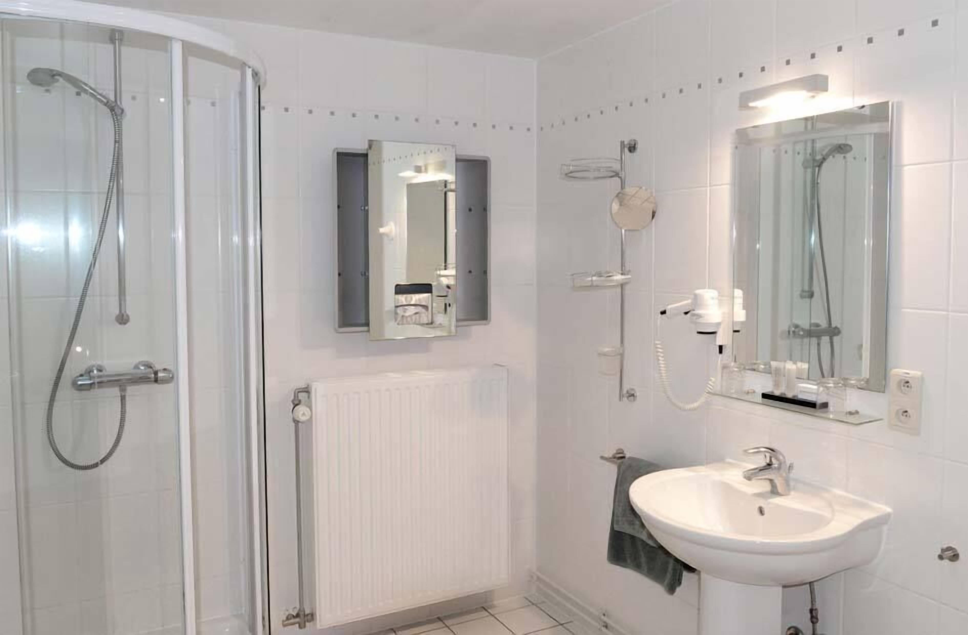 basic single room | bathroom | shower, free toiletries, hair dryer, towels