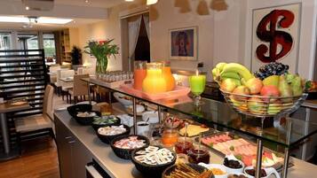 Se ofrece un desayuno bufé los fines de semana (15 EUR por persona)