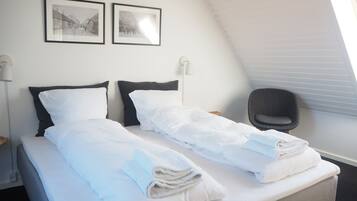 Cribs/infant beds, free WiFi, bed sheets