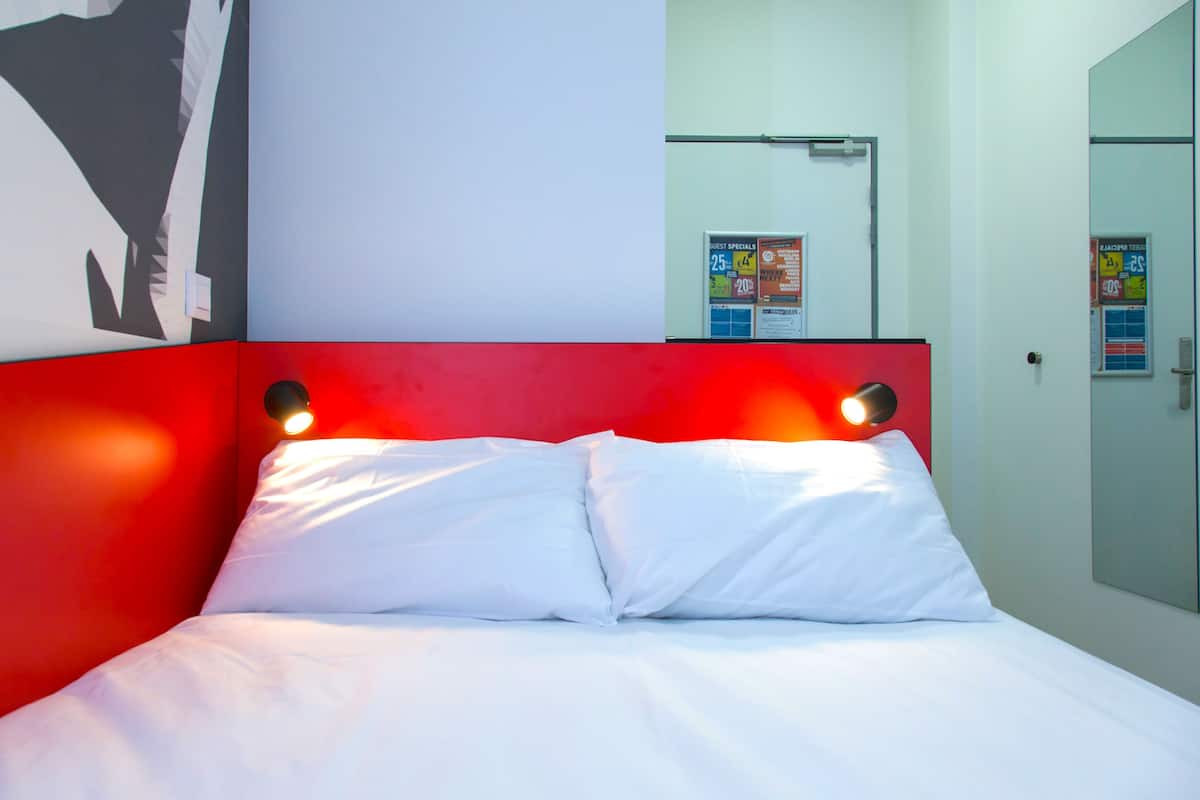 Eenvoudige eenpersoonskamer | Gratis wifi, beddengoed, rolstoeltoegankelijk