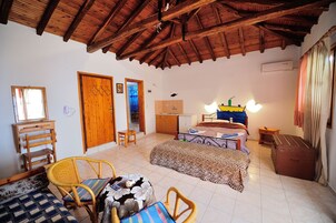Studio | Premium bedding, in-room safe, iron/ironing board, free WiFi