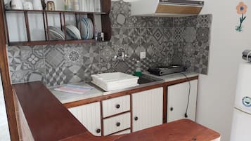 Geladeira grande, cooktop, cafeteira/chaleira, chaleira elétrica