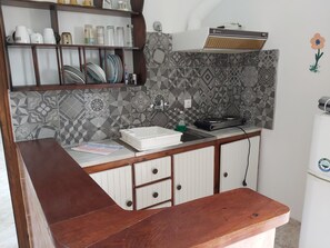 Full-size fridge, stovetop, coffee/tea maker, electric kettle - Azalea Studios (Skiathos)