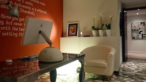 Una habitación moderna con escritorio, silla y una pared con texto.
