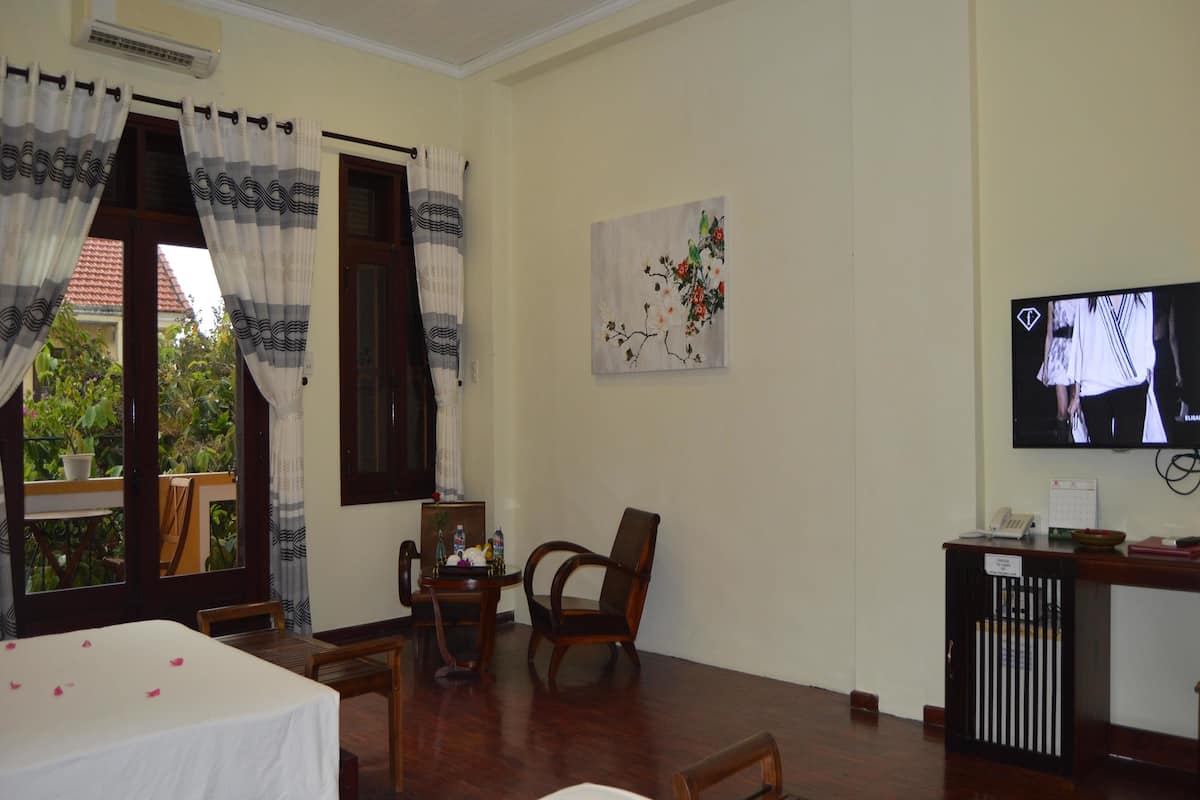 Minibar, desk, rollaway beds, free WiFi
