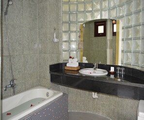 Deluxe Double Room (with Window) | Bilik Mandi | Pancuran mandi, kelengkapan dandanan diri percuma, pengering rambut 