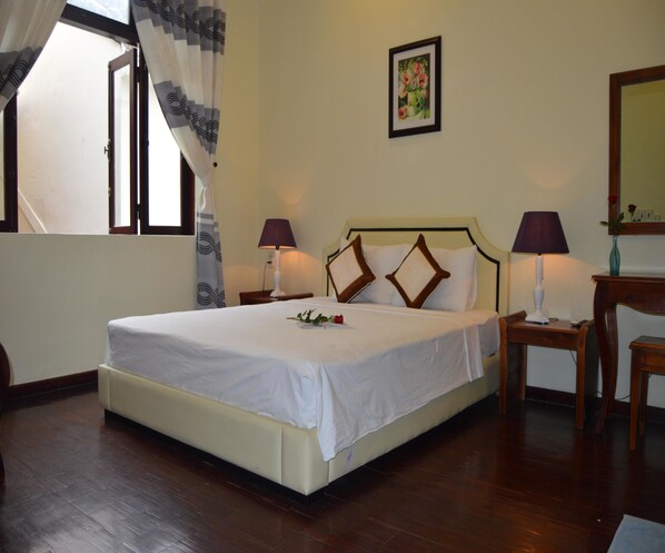 Deluxe Double Room (with Window) | Minibar, desk, rollaway beds, free WiFi - Orchids Homestay (Da Nang)