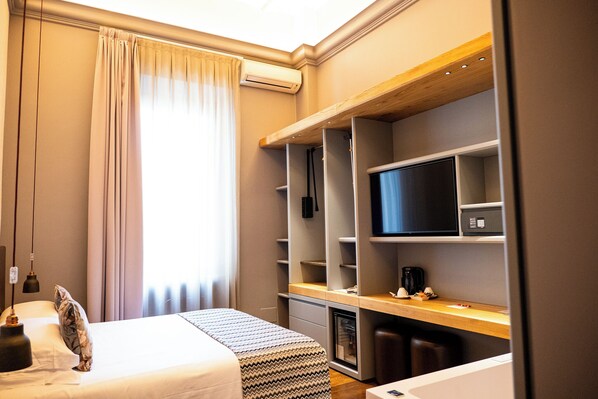 Luxury Room, Hot Tub | Premium bedding, down comforters, Select Comfort beds, minibar
