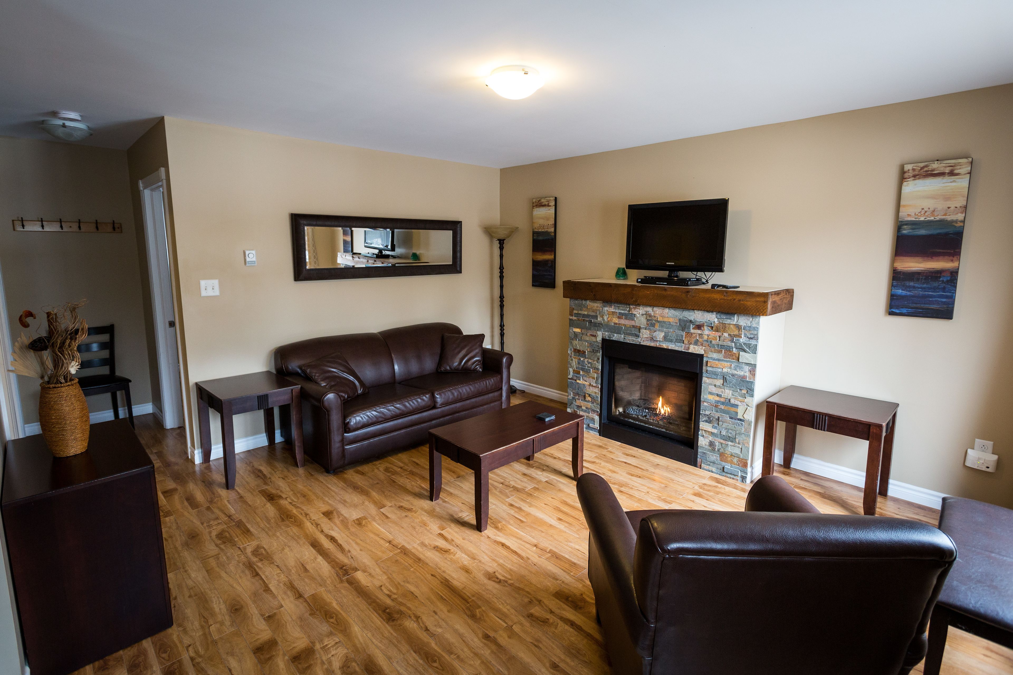 コテージ 2 ベッドルーム ジェットバス | リビングルーム | 薄型テレビ、暖炉、DVD プレーヤー