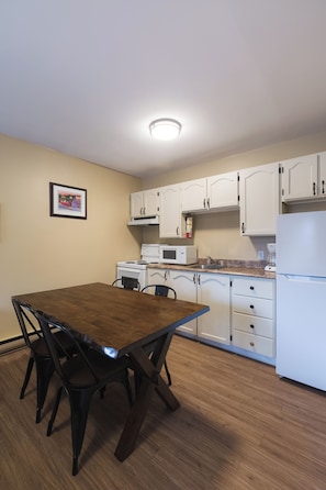 ChaumiÚre, 1 chambre | Cuisine privée | Réfrigérateur, four à micro-ondes, surface de cuisson, cafetiÚre-théiÚre