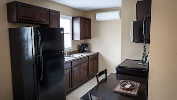 Casa de campo, 2 habitaciones, bañera de hidromasaje | Cocina privada | Frigorífico, microondas, placa de cocina y cafetera o tetera