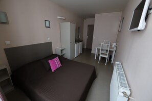 Estudio superior, 1 cama doble | Minibar, tabla de planchar con plancha, wifi gratis y ropa de cama