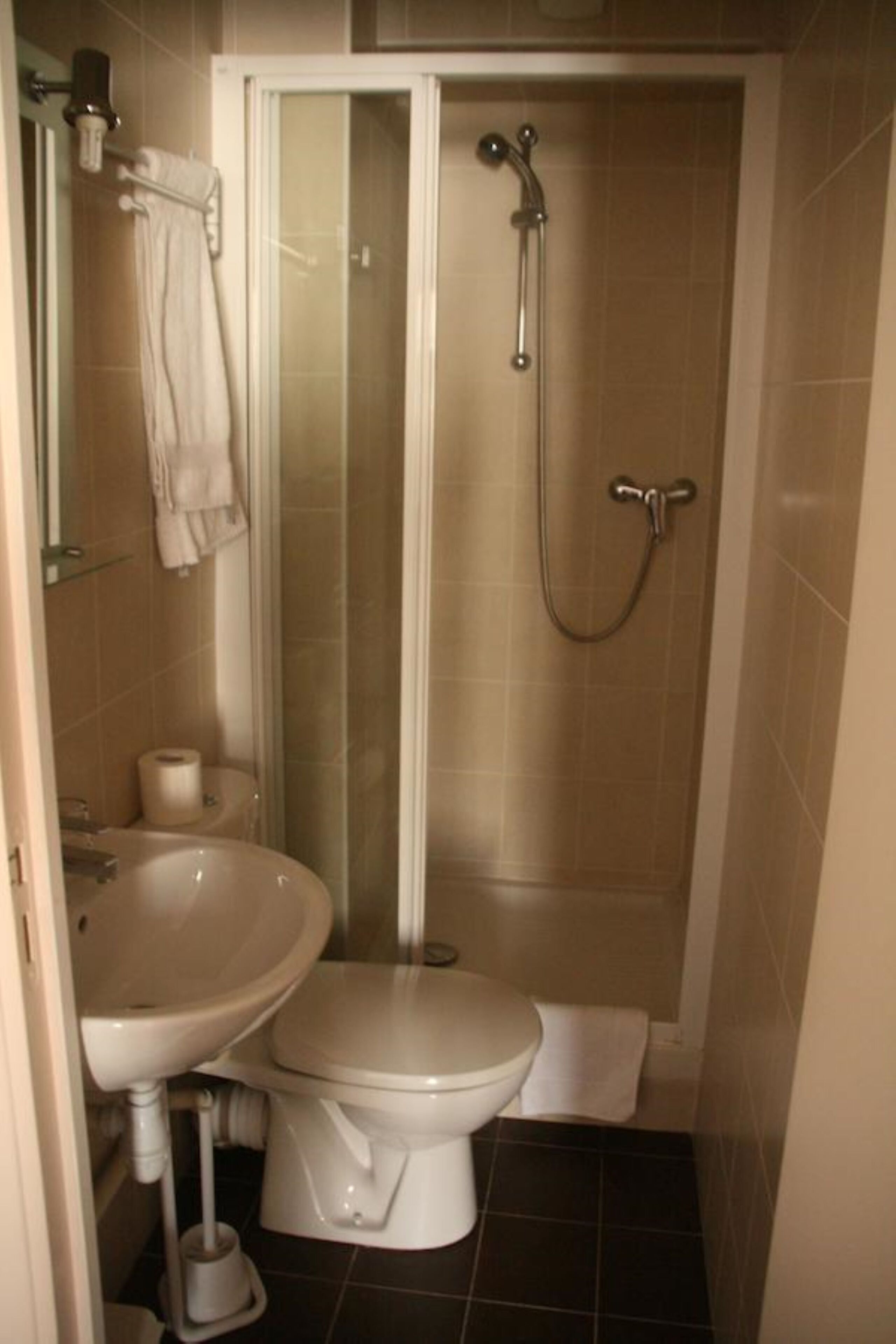 Shower, perlengkapan mandi gratis, pengering rambut, dan handuk