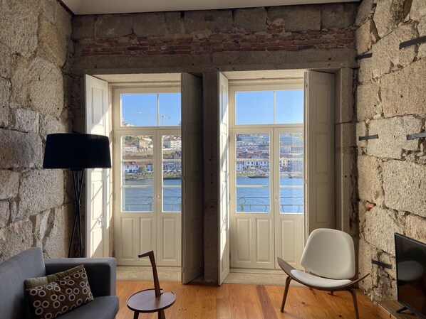 Apartment, 1 Schlafzimmer, Balkon, Flussblick | Wohnbereich | LED-Fernseher