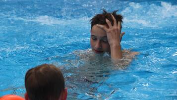 Utomhuspool och solstolar