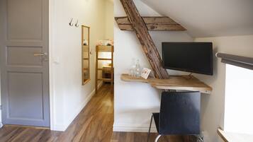 Family Room | Desk, iron/ironing board, free WiFi