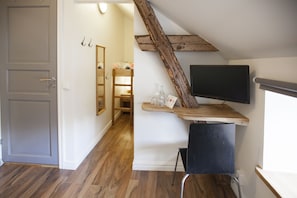 Family Room | Desk, iron/ironing board, free WiFi