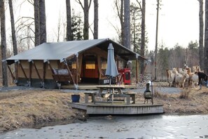 Deluxe Tent | Desk, iron/ironing board, free WiFi