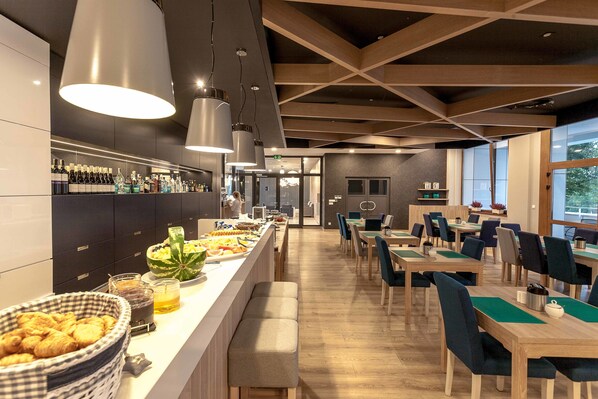 Frühstück, Mittagessen, Abendessen, moderne, europäische Küche