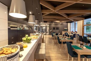 Melayani sarapan, makan siang, makan malam; sajian masakan Eropa Modern 