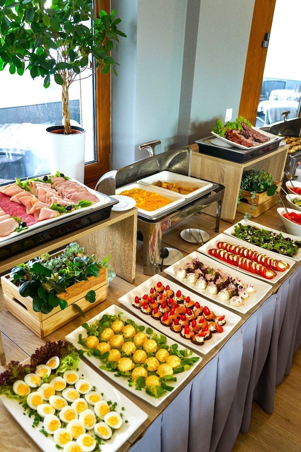Daily buffet breakfast for a fee