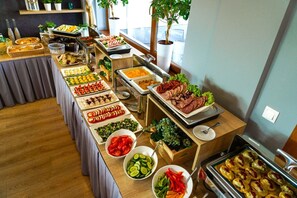 Desayuno buffet todos los días (con cargo) 
