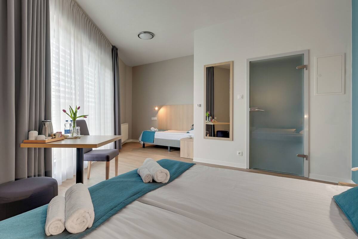Tremannsrom – comfort | Skrivebord, blendingsgardiner og strykejern/-brett
