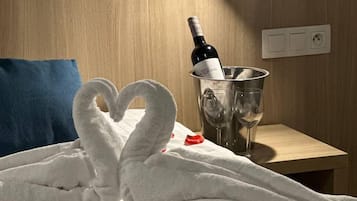 Escritorio, cortinas blackout y tabla de planchar con plancha