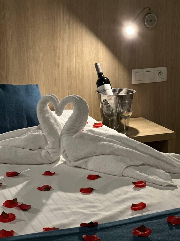 Bureau, rideaux d’obscurcissement, fer et planche à repasser