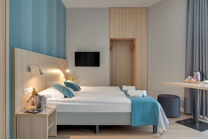 Deluxe-Dreibettzimmer | Schreibtisch, Verdunkelungsvorhänge, Bügeleisen/Bügelbrett