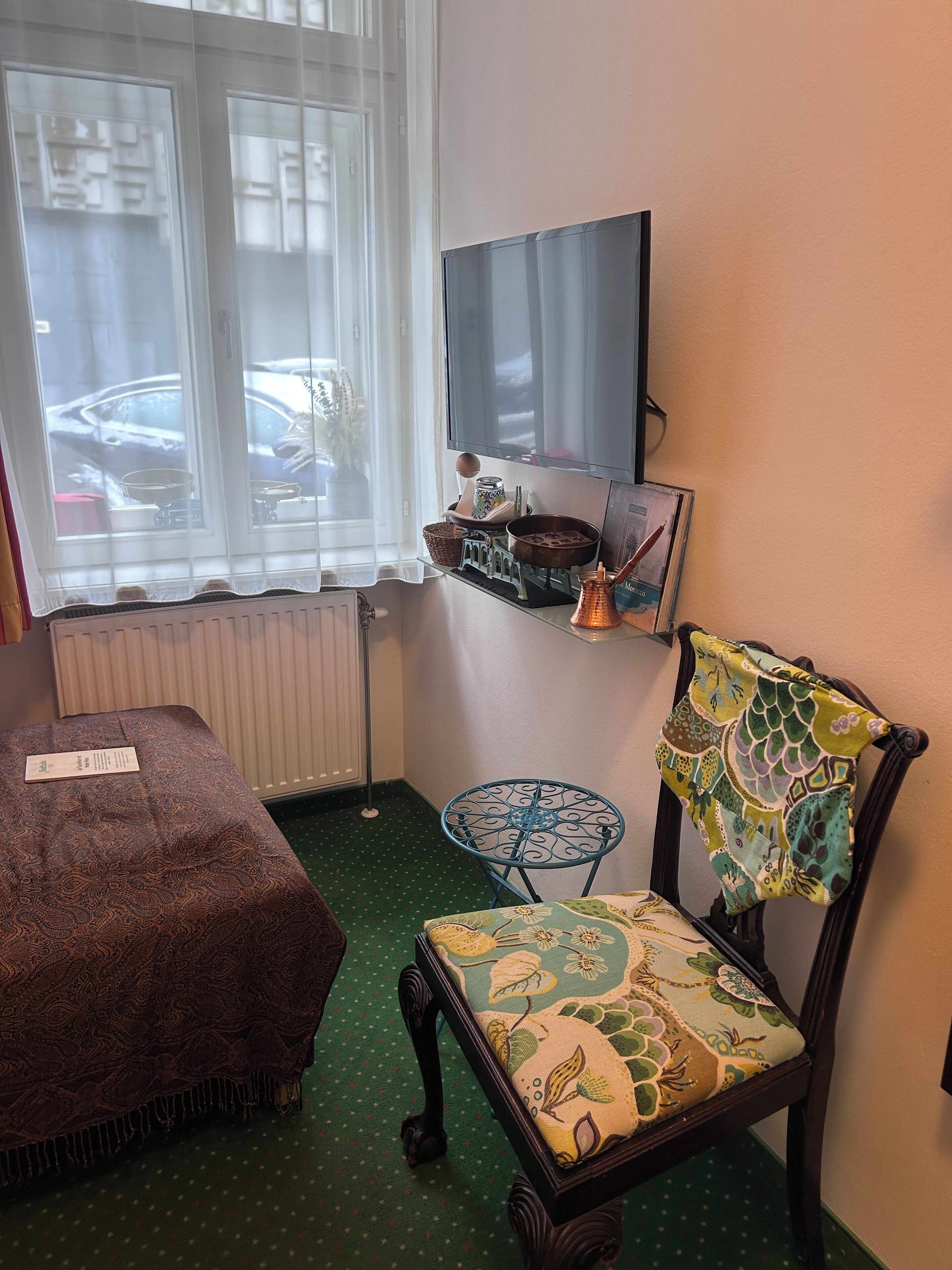 Hypo-allergenic bedding, blackout curtains, free WiFi, bed sheets