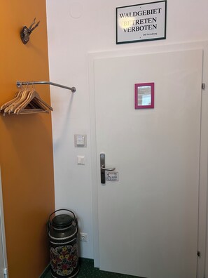 Habitación individual | Ropa de cama hipoalergénica, cortinas opacas, wifi gratis y ropa de cama