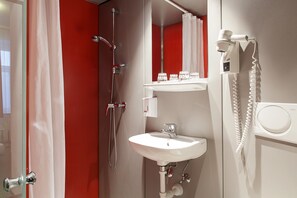 Dusch, miljövänliga toalettartiklar, hårtork och handdukar