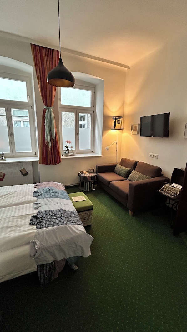 Double Room | Hypo-allergenic bedding, blackout drapes, free WiFi, bed sheets