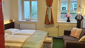 Doppel- oder Zweibettzimmer | Allergikerbettwaren, Verdunkelungsvorhänge, kostenloses WLAN, Bettwäsche