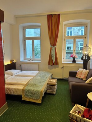 Hypo-allergenic bedding, blackout curtains, free WiFi, bed sheets
