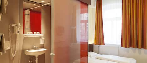 Chambre Standard avec lits jumeaux, 2 lits une place | Literie hypoallergénique, rideaux occultants, Wi-Fi gratuit